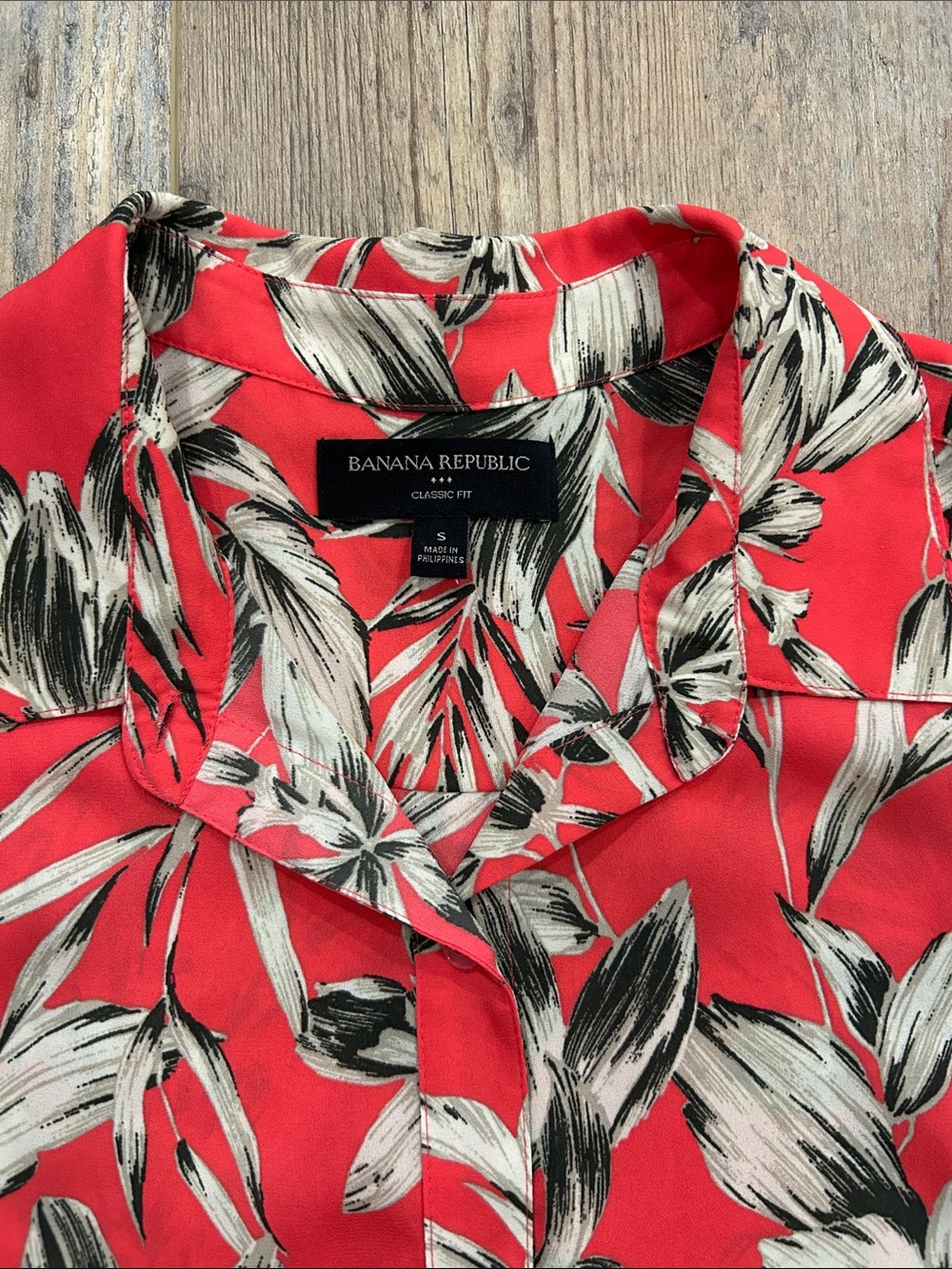 Banana Republic Coral Floral Sleeveless Button-Up Blouse. Size Small - Picture 5 of 6